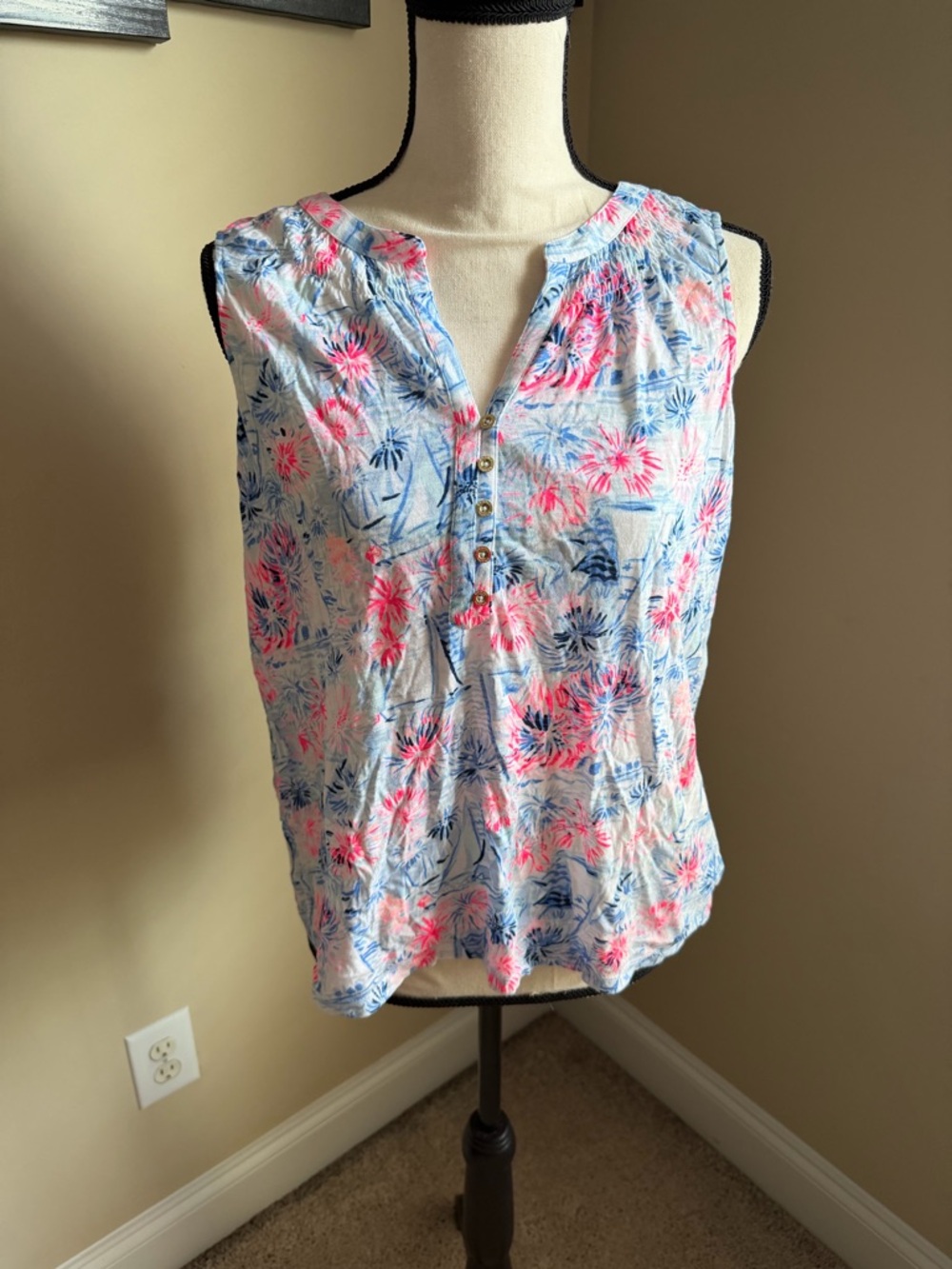 Lilly Pulitzer NWT Sleeveless Essie top in sea to shinging sea.